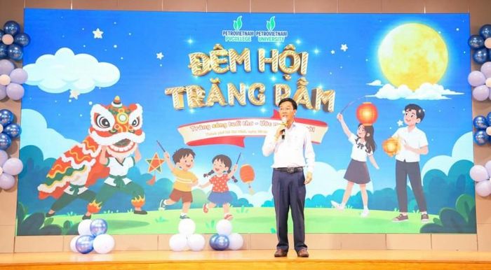 Ông Ngô Xuân Hưng, Hiệu trưởng PVCollege, phát biểu chúc mừng Trung thu tới con em CBCNV hai nhà trường.