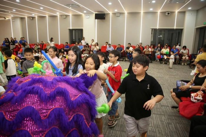 Các em nhỏ hào hứng bên chú lân.