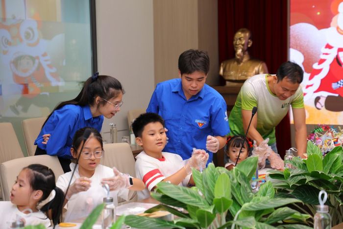 Đoàn viên thanh niên PVPGB hỗ trợ các em nhỏ tham gia workshop tại chương trình