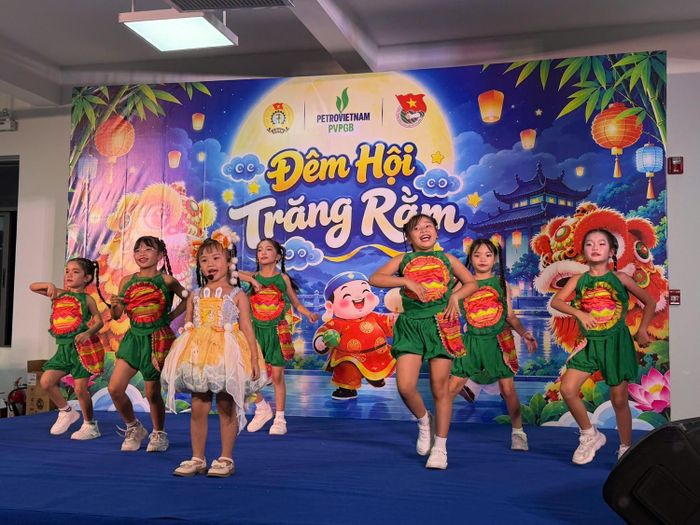 Các em thiếu nhi biểu diễn Trung Thu tại khu nhà ở CBNV Nhà máy Sông Hậu 1
