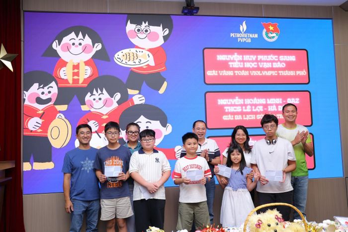 Tuyên dương các học sinh có thành tích xuất sắc tại Cơ quan Chi nhánh PVPGB