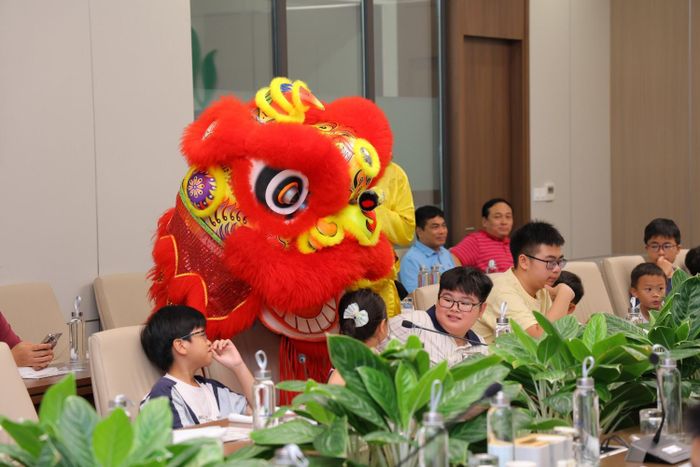 Chương trình diễn ra trong không khí vui tươi, rộn ràng tiếng cười