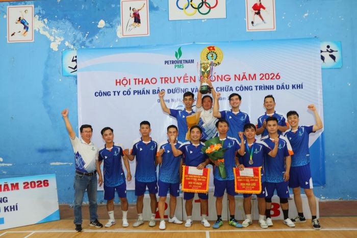 Ban Tổ chức trao giải Nhất môn bóng đá nam.