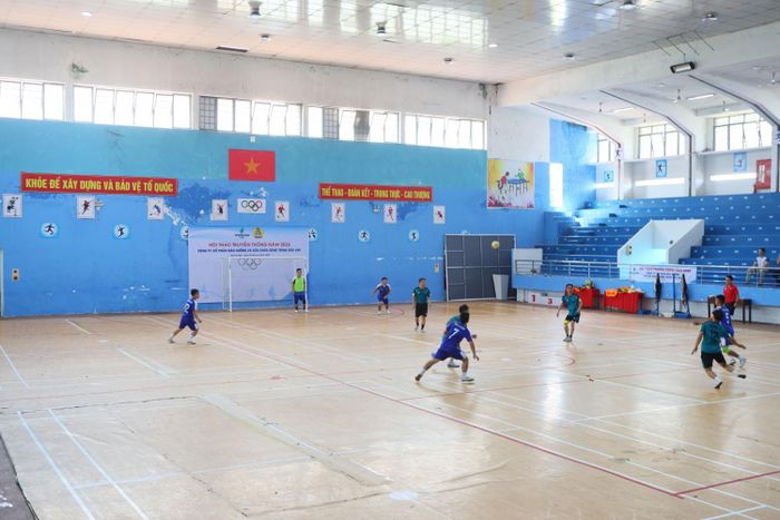 Các vận động viên tranh tài ở môn bóng đá nữ.