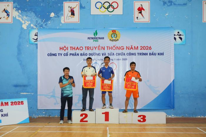 Các đội tranh tài nhảy bao bố nhận cờ chứng nhận và giải thưởng từ Ban Tổ chức.