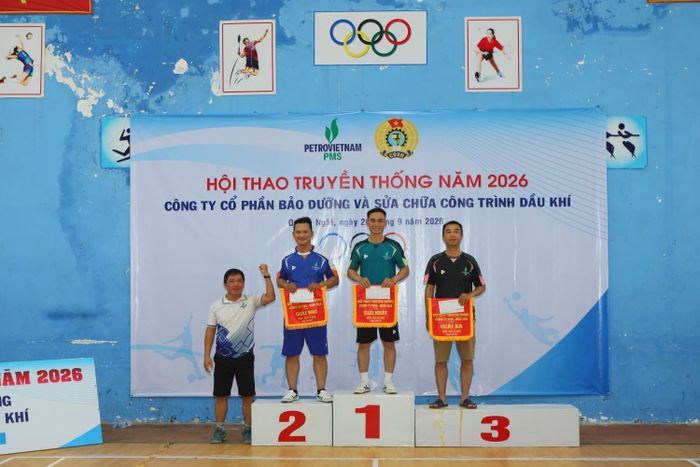 Ban Tổ chức trao các giải Nhất, Nhì, Ba cho các đội đoạt giải môn kéo co nam.