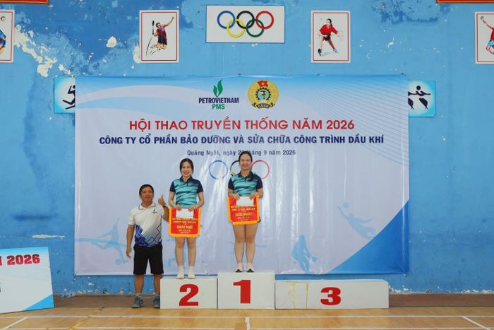 Ban Tổ chức trao các giải cho các đội đoạt giải môn kéo co nữ.