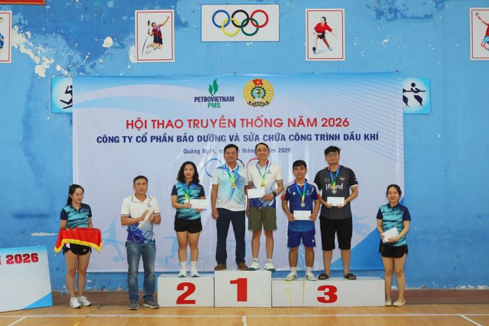 Các vận động viên thi đấu pickleball nhận giải từ Ban Tổ chức.