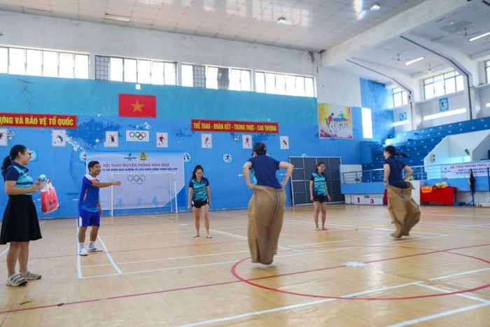 Các vận động viên hào hứng tham gia tranh tài môn nhảy bao bố.