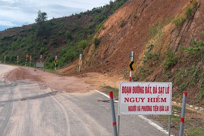 CSGT cảnh báo sạt lở đèo Phượng Hoàng, Đắk Lắk.