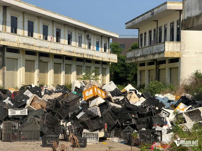 Một khu vực trong chợ bị tận dụng tập kết phế liệu.