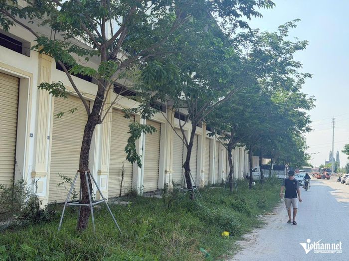 Hàng loạt ki-ốt mặt tiền đóng cửa im lìm.
