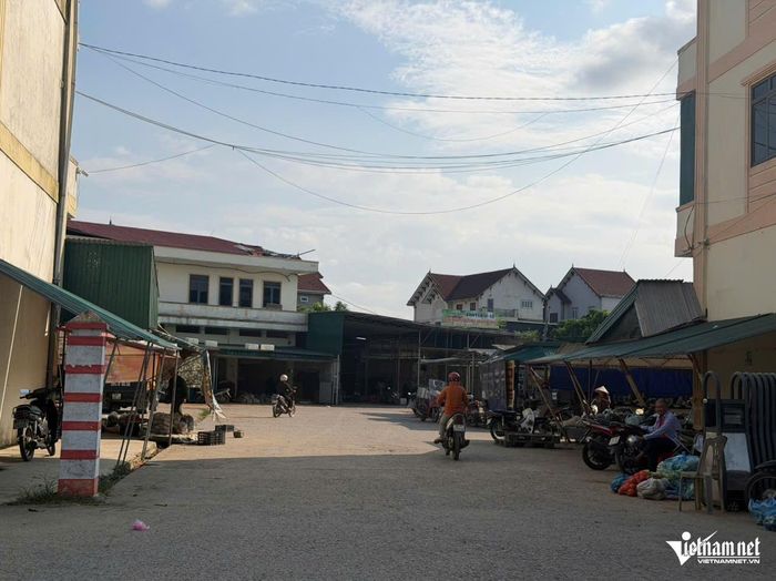 Đìu hiu tại khu chợ được đầu tư hơn 140 tỷ đồng.