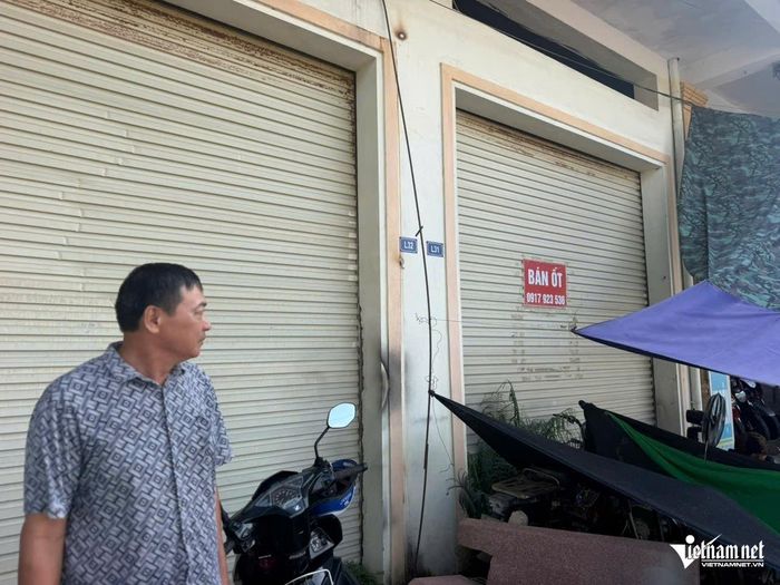 Ki-ốt đóng cửa, treo biển bán.