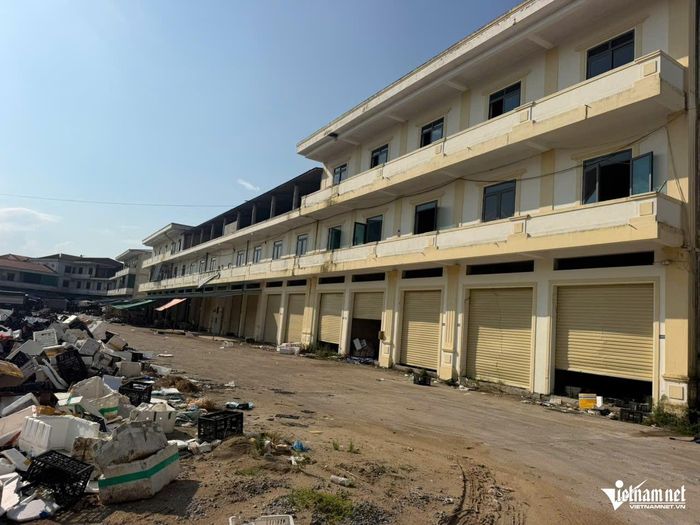 Bên trong khu vực chợ, nhiều ki-ốt bỏ không, môi trường nhếch nhác.