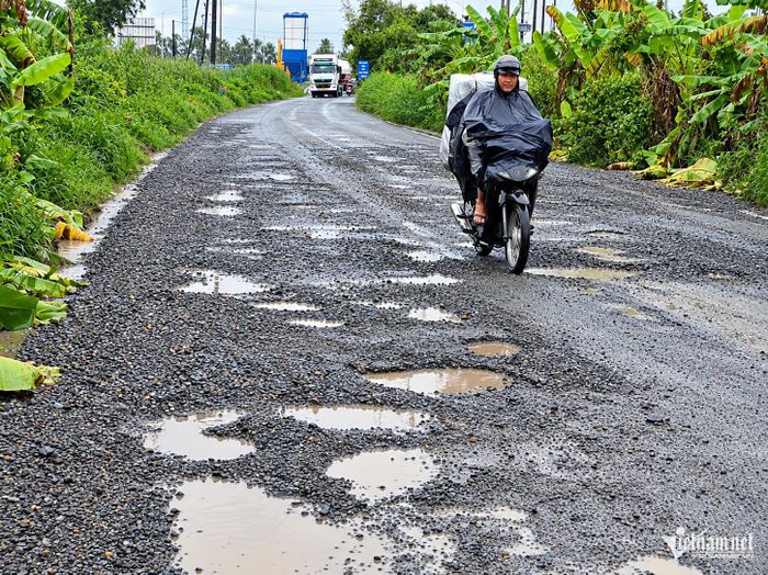 Đoạn qua xã Hồ Thị Kỷ chi chít ổ gà. Ảnh: Ký Long