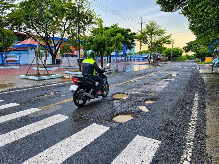 Đoạn đường trước trường THCS-THPT Tân Bằng xuống cấp, tiềm ẩn nguy cơ mất an toàn cho học sinh khi đến trường. Ảnh: Ký Long