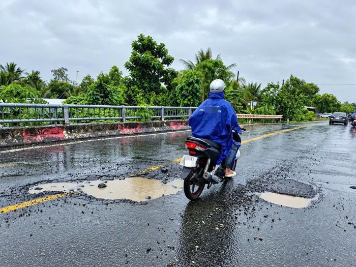 Ổ gà lớn xuất hiện giữa cầu Kênh 3 (xã Biển Bạch). Ảnh: Ký Long