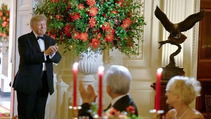 Tổng thống Mỹ Donald Trump giới thiệu bức tượng đại bàng đầu trắng (phải) làm quà tặng cho Chủ tịch Trung Quốc Tập Cận Bình tại quốc yến tối 24/9. Ảnh: EPA