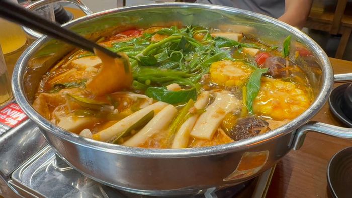 Quán lẩu đông khách nhưng vẫn lỗ. Ảnh: D.Anh