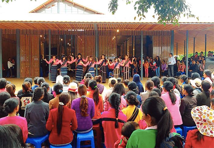 Đồng bào Chu Ru sinh hoạt văn hóa tại nhà thờ Ka Đơn.