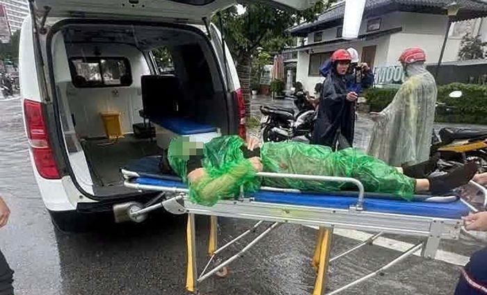 Người phụ nữ bị sét đánh trúng khi đang đi xe máy được đưa đi cấp cứu. Ảnh: Nguyễn Tú