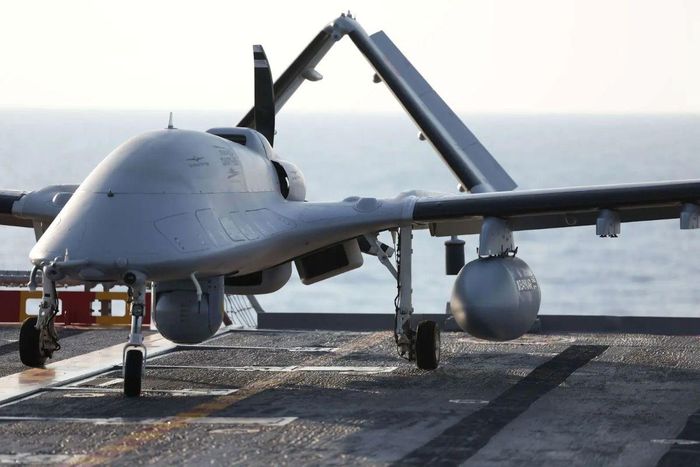 UAV Bayraktar TB3 hoàn thành xuất sắc hai bài thử nghiệm thả phao sonar trong một nhiệm vụ diễn tập sau khi cất cánh từ tàu TCG Anadolu, sử dụng hệ thống thả phao Sonar (SAS POD) do tập đoàn Baykar tự nghiên cứu và phát triển trong nước. Ảnh: anews.com.tr
