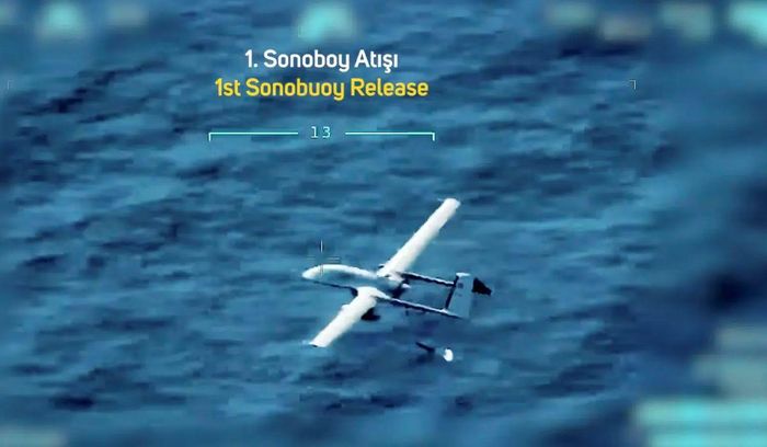 UAV Bayraktar TB3 khi đang thả phao sonar đầu tiên. (Ảnh màn hình từ video của Baykar/navalnews.com)