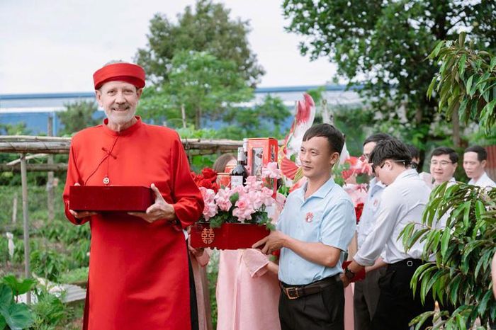 Anh Timothy hân hoan đi đón vợ 