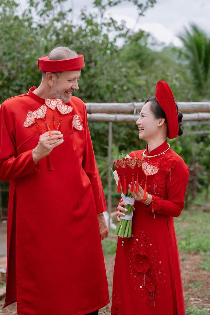 Cả hai làm đám cưới trong lần thứ 2 anh Timothy đến Việt Nam 