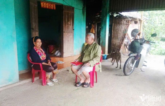 Ông Triệu Quý Trình, Bí thư Chi bộ trực tiếp đến nhà nắm bắt và vận động người dân