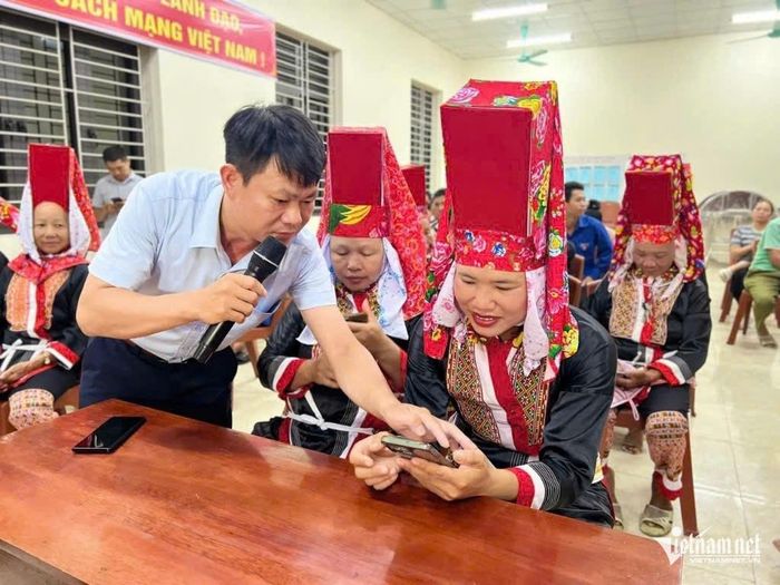 Cán bộ hướng dẫn đảng viên sử dụng thành thạo Sổ tay điện tử