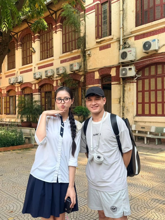 Diễn viên Nguyễn Thị Trinh chụp ảnh kỷ niệm với "thầy" giáo dạy thể dục hài hước do Lâm Đức Anh thủ vai. 