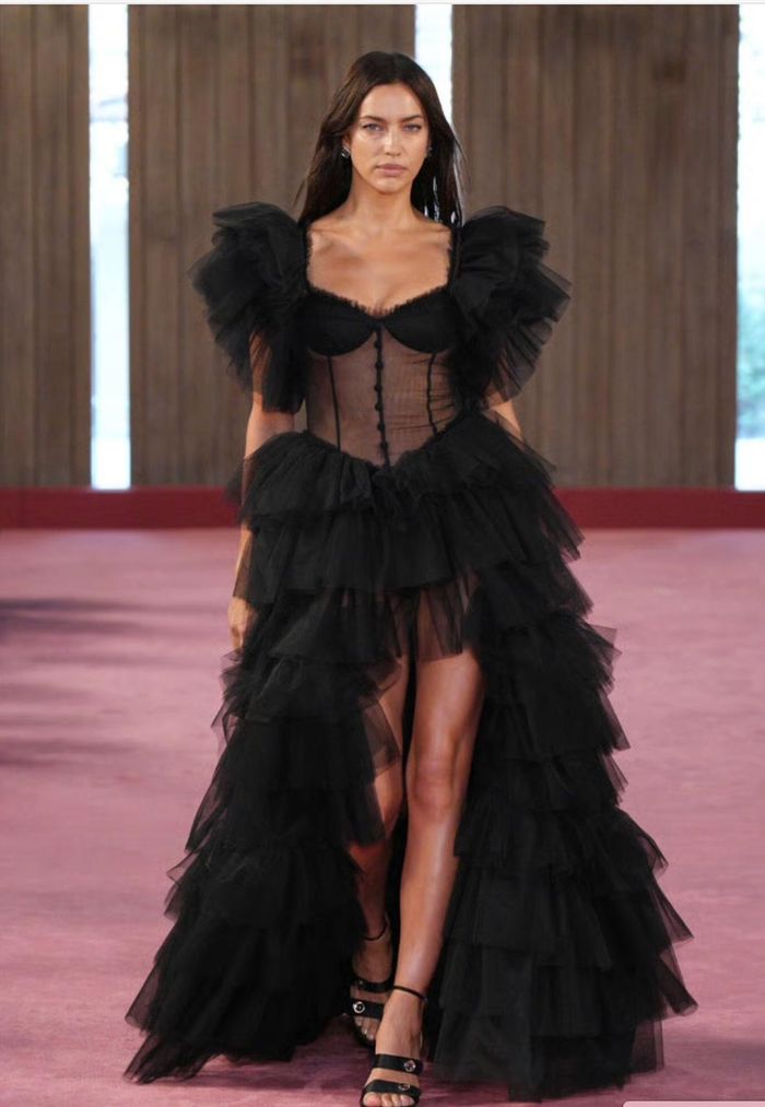Irina Shayk thần thái trên sàn diễn. Ảnh: FD