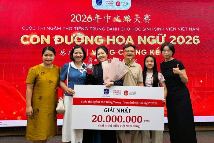 Phương Chi giành giải Nhất ở cuộc thi Ngâm thơ tiếng Trung toàn quốc "Con đường Hoa ngữ" 2026. Ảnh: NVCC