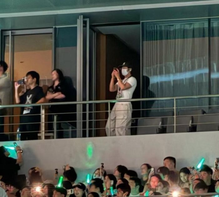 Tỉnh Bách Nhiên xuất hiện kín đáo tại concert của Lý Vinh Hạo.