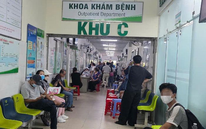 Các bệnh nhân có nhu cầu khám BHYT tại Khoa Khám bệnh, Bệnh viện Lê Văn Thịnh rất đông. Ảnh: Thanh Huyền.