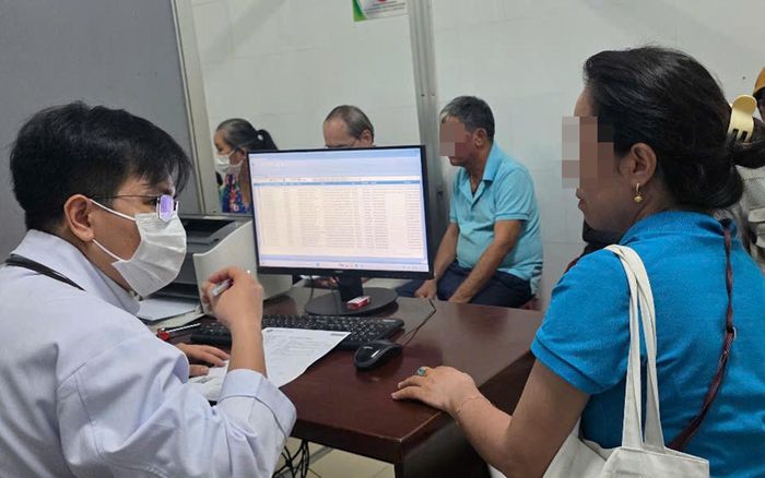 Một phòng khám tại Bệnh viện Lê Văn Thịnh trưa 25/9 vẫn còn rất nhiều bệnh nhân BHYT chờ tới lượt nhưng phải chuyển sang phòng khác hoặc hẹn lịch ngày khác. Ảnh: Thanh Huyền.
