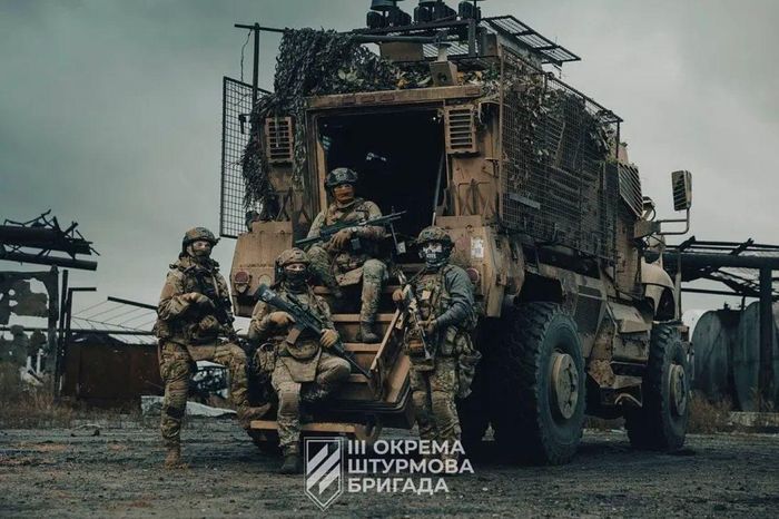 Binh sĩ Ukraine trên xe bọc thép chống phục kích MaxxPro. Ảnh: Lữ đoàn Tấn công số 3