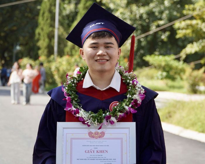Hải tốt nghiệp thủ khoa tại Đại học Bách khoa Hà Nội.