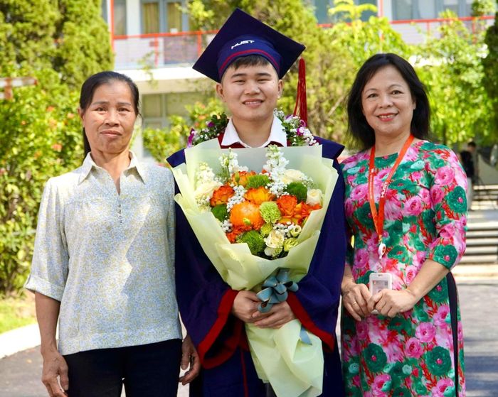 Hải cùng mẹ (bên trái) và PGS.TS Nguyễn Thị Thu Thủy, giảng viên hướng dẫn của Hải.