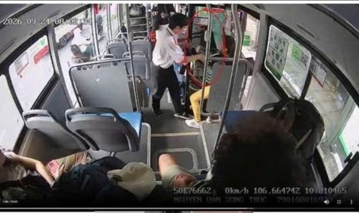 Hình ảnh nam nhân viên xe buýt xô đẩy khách. Ảnh: Trung tâm Quản lý giao thông công cộng TPHCM