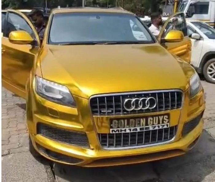 Chiếc SUV còn sử dụng biển số kiểu cách, dán phim kính và có 18 khoản phạt chưa thanh toán.