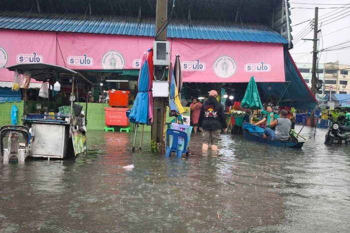 Thủ đô Bangkok ngập lụt vì mưa lớn kéo dài. Ảnh: Bangkok Post