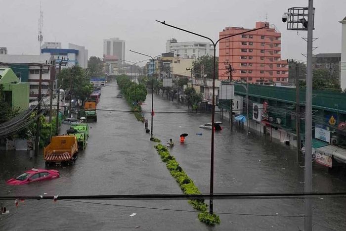 Thủ đô Bangkok ngập lụt vì mưa lớn kéo dài. Ảnh: Bangkok Post