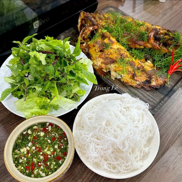 Cá ngạnh nướng ăn cùng bún, rau sống và nước chấm chua ngọt rất ngon. Ảnh: Trang Lê