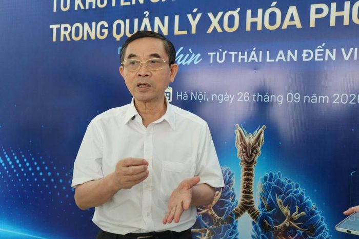 Giáo sư Đồng Khắc Hưng chia sẻ về mức độ nguy hiểm của bệnh phổi kẽ. Ảnh: P.Thuý.