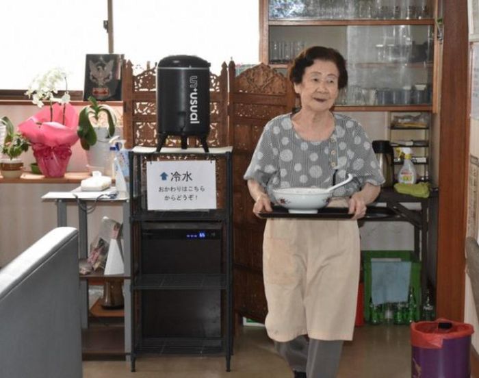 Bà Fuku Amagawa hơn 100 tuổi vẫn làm việc tại quán mì. Ảnh: Mainichi