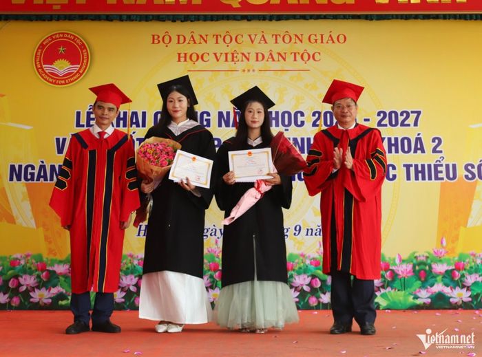  Đầu tháng 9 vừa qua, Thàng Gạ Lớ (trái) và Vàng Thị Mai đã nỗ lực vươn lên thành đồng Thủ khoa đầu ra của Học viện Dân tộc. Ảnh: Tuấn Ninh