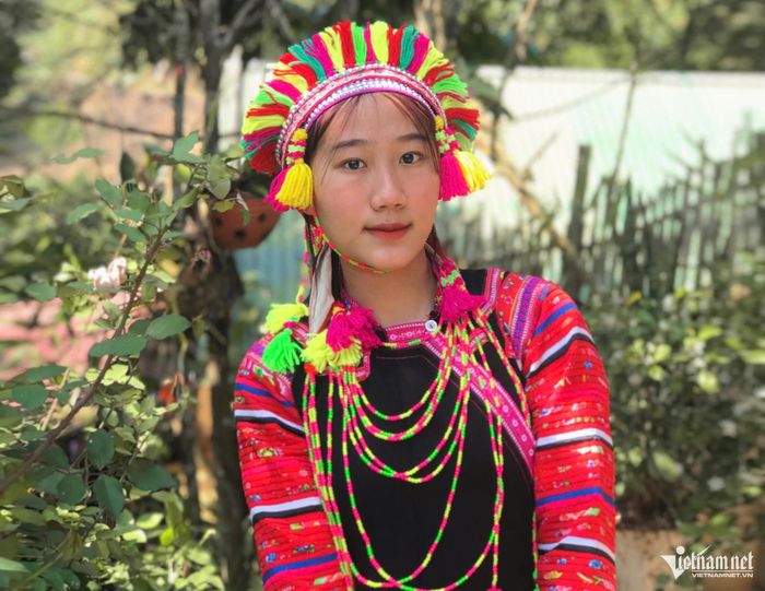 Em Vàng Thị Mai, dân tộc La Hủ, bản Huổi Han, xã Bum Tở, tỉnh Lai Châu.